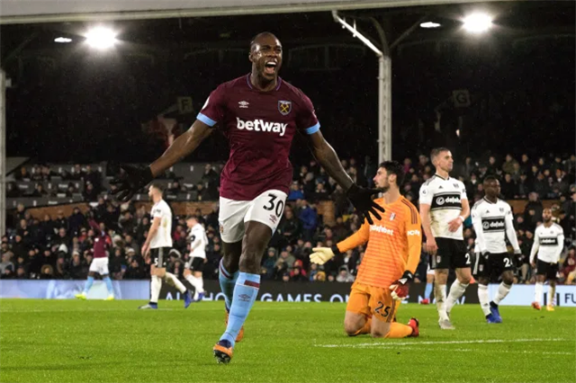 包含卡迪夫城球员进攻如火，逆转对手取得胜利的词条